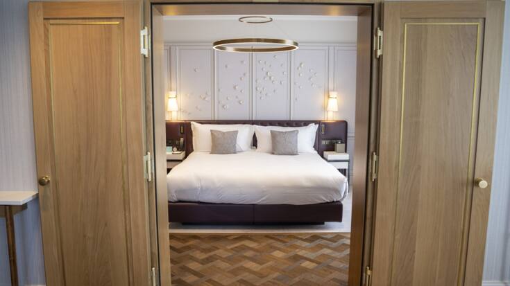 Les touristes étrangers ont totalisé 2,7 millions de nuitées, soit un gain de 2,5%, et les hôtes suisses 2,2 millions de nuitées, en progression de 2,9%.