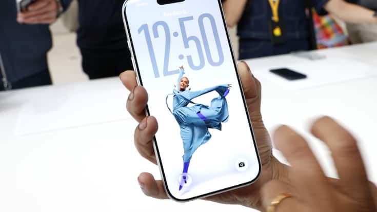 Une personne tient le nouveau Apple iPhone 17 Pro lors du lancement du produit à l'Apple Park de Cupertino, en Californie.