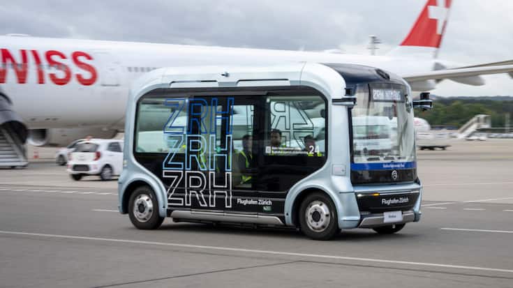 Les bus autonomes relient un bâtiment de service de l'aéroport à un dépôt de maintenance situé de l'autre côté d'une piste. Leur trajet s'effectue en marge du tarmac.