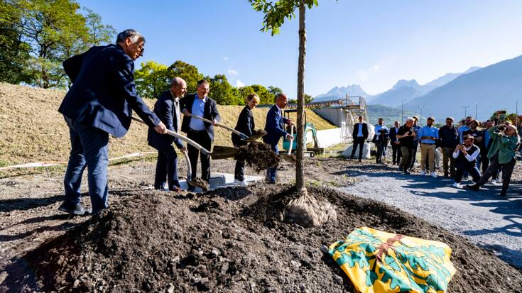 Gérard Seingre (directeur de TCM SA), Nicolas Herold (membre du Conseil d&#8217;administration de TCM SA), Franz Ruppen (conseiller d'Etat valaisan) Isabelle Moret (conseillère d'Etat vaudoise) et Fabrice Thétaz (président de la Ville de Monthey) ont symboliquement planté un chêne.