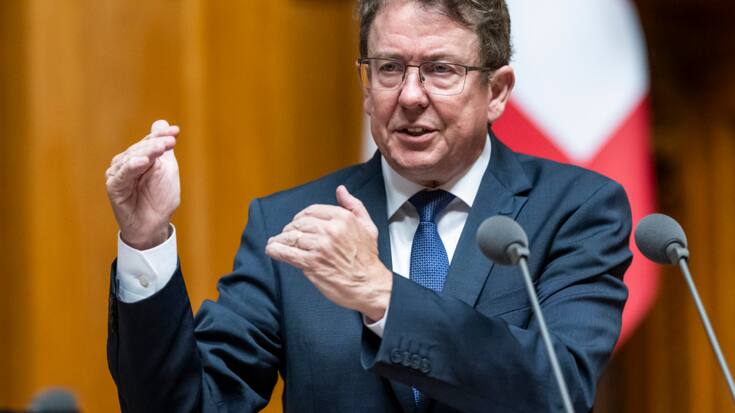 Le ministre de l'environnement Albert Rösti a défendu avec succès au Parlement un projet visant à accélérer les procédures en matière d'énergies renouvelables (archives).