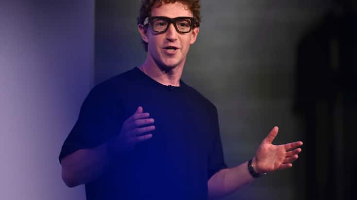 "Nous avons placé des centaines de millions de jeunes dans des comptes pour adolescents sur Instagram, Facebook et Messenger, et maintenant nous les étendons aux adolescents du monde entier sur Facebook et Messenger", a indiqué le groupe Meta jeudi,dont Mark Zuckerberg est le CEO.