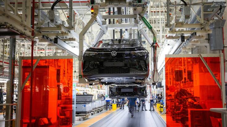 Volkswagen va suspendre de façon temporaire la production sur deux sites allemands consacrés aux modèles électriques, en réaction à une demande moins forte que prévu. (archives)