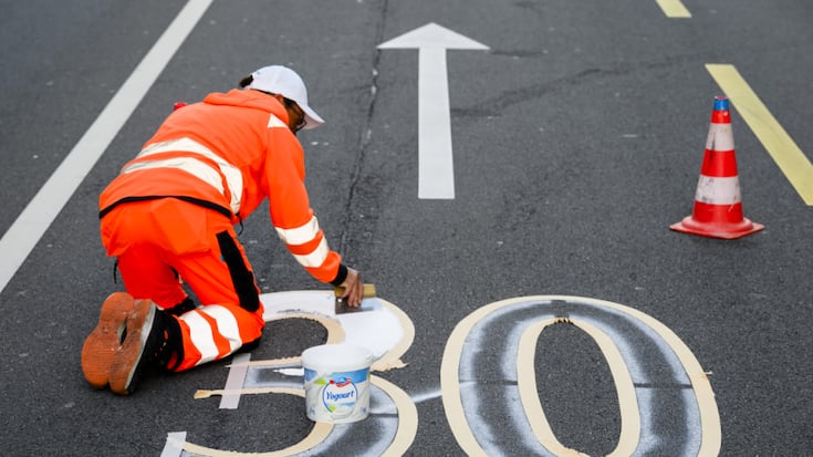 L'instauration de zones limitées à 30km/h contribue à faire baisser les émissions de CO2 dans les villes romandes, mais se heurte à des barrières législatives (archives).
