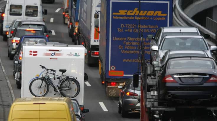File interminable de camions sur l&#8217;asphalte européen: Antonio Rodriguez en fait la toile de fond de son road trip sur les traces de l&#8217;exil galicien. (photo prétexte)