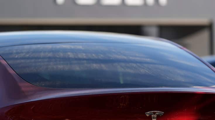 Les nouveaux modèles Tesla coûtent moins de 40'000 dollars, mais ils étaient plutôt escomptés au prix de 25'000 à 30'000 dollars par les experts. (archive)