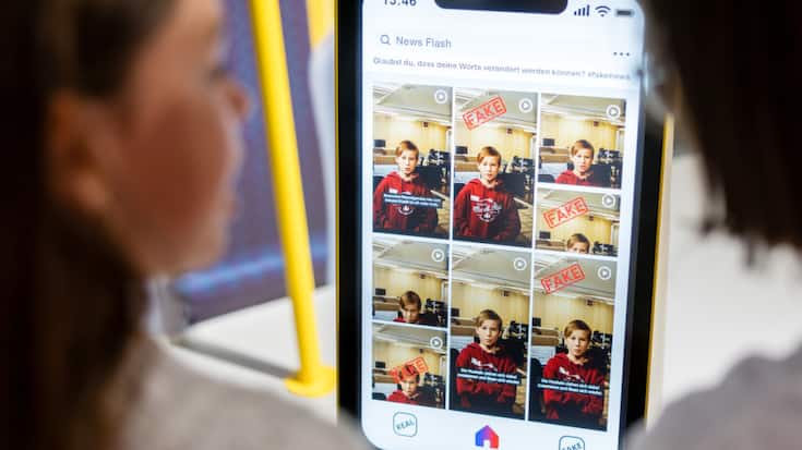 Au coeur de l'exposition, trois stations interactives invitent le public à évaluer les informations de manière critique et à distinguer les faits réels des fake news.