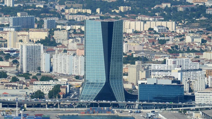 Dans son communiqué, CMA CGM se dit "aligné sur la vision du développement maritime de l'Inde". "Le groupe a déjà immatriculé quatre navires sous pavillon indien en 2025, prévoit le recrutement de 1000 marins indiens d'ici la fin de l'année, et en embauchera 500 supplémentaires en 2026".