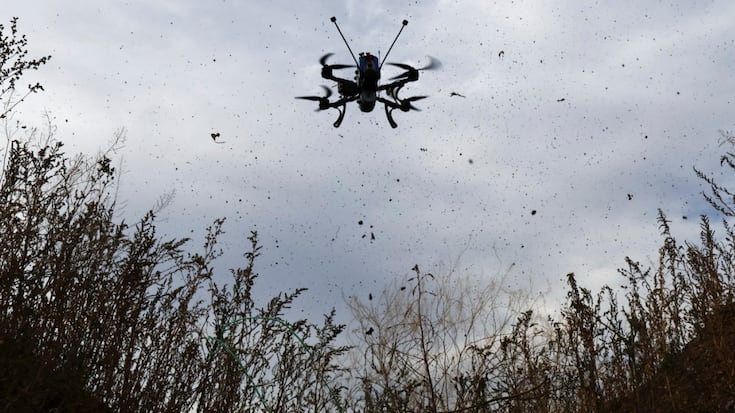 La Suisse doit se doter d'une défense contre les drones militaires rapidement, selon une commission parlementaire. A l'image, un drone de défense ukrainien dans la région de Zaporijia, le 8 octobre dernier (archives).