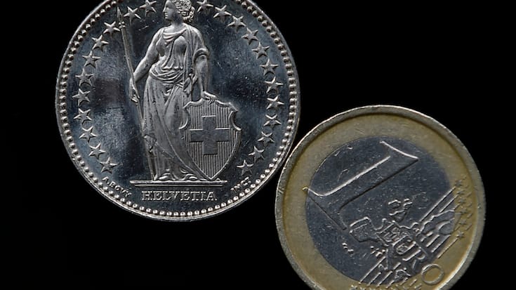 Vers 11h45, le franc s'échangeait pour 0,9233 euro, se relâchant quelque peu après avoir atteint la veille un nouveau record depuis le début de l'année à 0,9209 EUR/CHF. (archive)