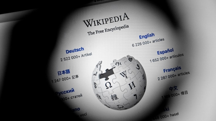 Wikipédia est une encyclopédie collaborative gérée par des bénévoles, largement financée par des dons et dont les pages peuvent être écrites ou modifiées par les internautes (archives).