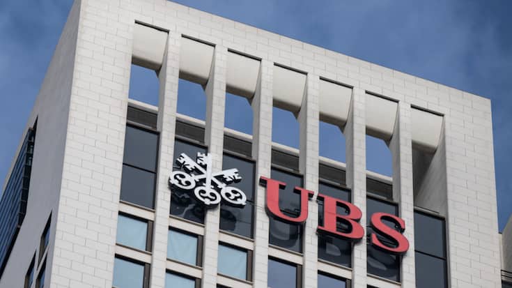 UBS a enregistré un bénéfice net de 2,5 milliards de dollars au troisième trimestre, en hausse de 74% sur un an, grâce à l'activité dynamique dans le coeur de métier et à la dissolution de provisions pour risques juridiques.