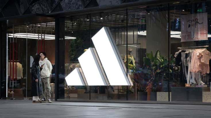 Adidas a commencé à réagir aux surcoûts douaniers en augmentant les prix de ses produits, notamment les chaussures, sur le marché outre-Atlantique.