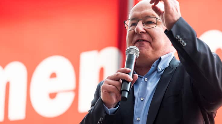 Pierre-Yves Maillard, président de l'Union syndicale suisse, est venu soutenir mardi les ouvriers du bâtiment lors de la deuxième journée de grève des maçons de Suisse romande.