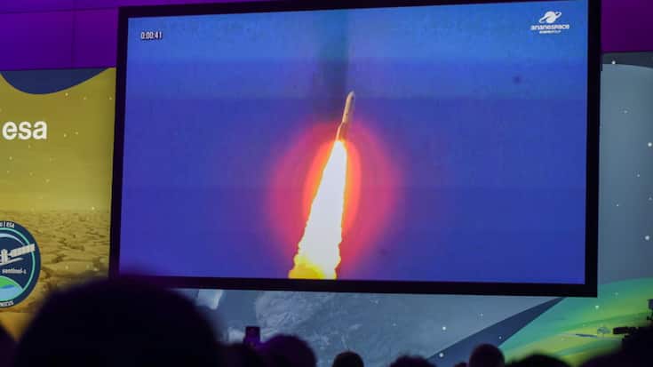 Des visiteurs de l'European Space Operations Centre (ESA/ESOC) à Darmstadt (All) ont assisté à la diffusion en direct du lancement d'Ariane 6, mardi soir.