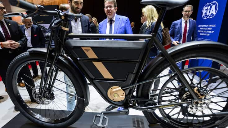 Le conseiller fédéral Albert Rösti avait fait un tour sur le stand Motosacoche en ouverture du Geneva International Motor Show en février 2024. (archive)