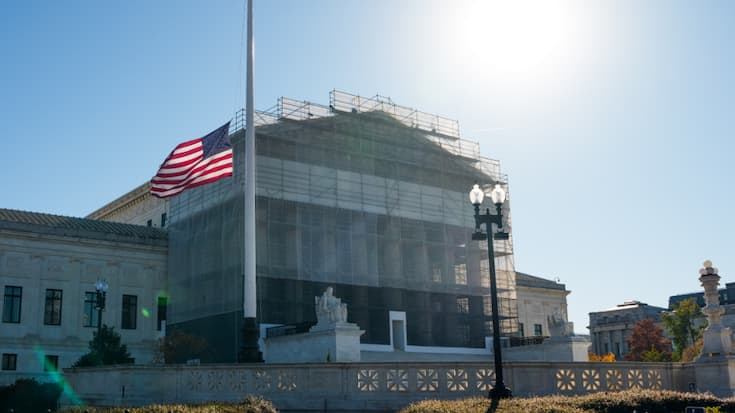 La Cour suprême des Etats-Unis (dont une des façades est en travaux) a commencé de se pencher sur la légalité d'une partie des droits de douane décidés par Donald Trump.