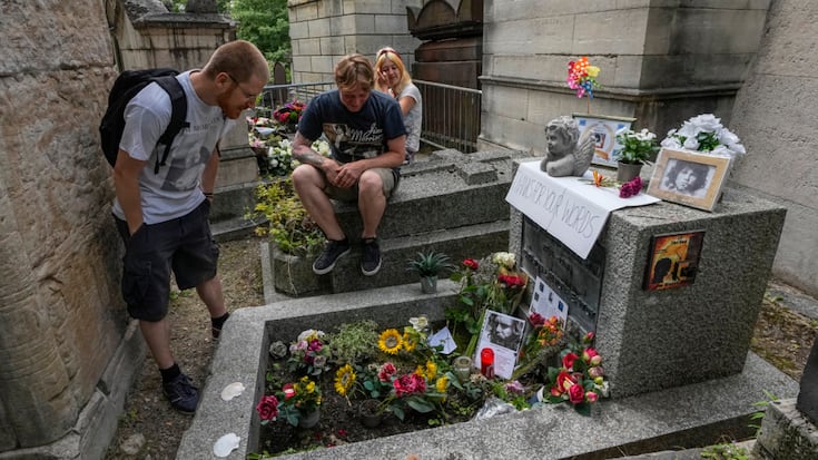 Des milliers de visiteurs viennent chaque année sur la tombe de Jim Morrison au Père-Lachaise à Paris. Désormais, on pourra reposer pour l'Eternité à ses côtés, sur tirage au sort (Archives)..