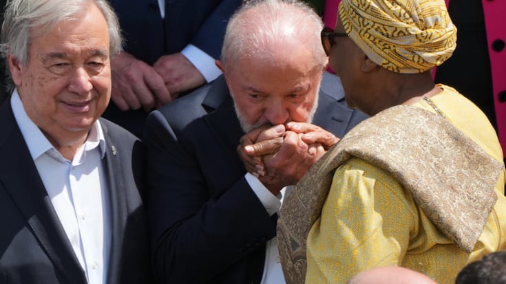 Le président brésilien Lula, dont le pays accueille à Bélem le sommet de dirigeants mondiaux en prélude à la COP30, salue ici Netumbo Nandi-Ndaitwah, la présidente de la Namibie, au côté du secrétaire général de l'ONU Antonio Guterres.