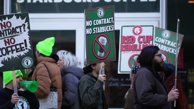 Des milliers de baristas se sont mis en grève jeudi pour protester contre leurs conditions de travail au sein de Starbucks.