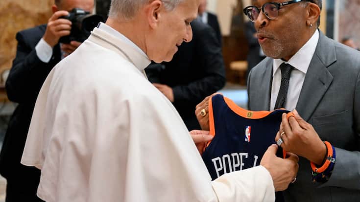 Le Pape a reçu maillot des New-York Knicks des mains du réalisateur Spike Lee.