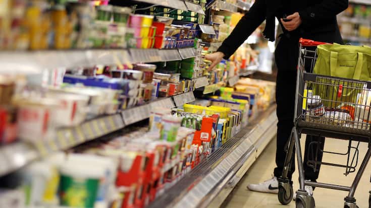 "Le but des grands distributeurs n'est pas de baisser les prix, mais de modifier l'image des prix qu'ont les consommateurs et cette image se fonde sur quelques articles symboliques", explique M. Inglard tout en prédisant que les prix dans l'alimentation vont poursuivre leur escalade.