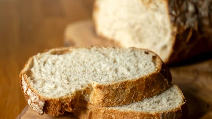 Une livre de pain à 99 centimes dans la grande distribution: l'Union suisse des paysans (USP) dénonce une tendance qui favorise le gaspillage alimentaire, selon elle.