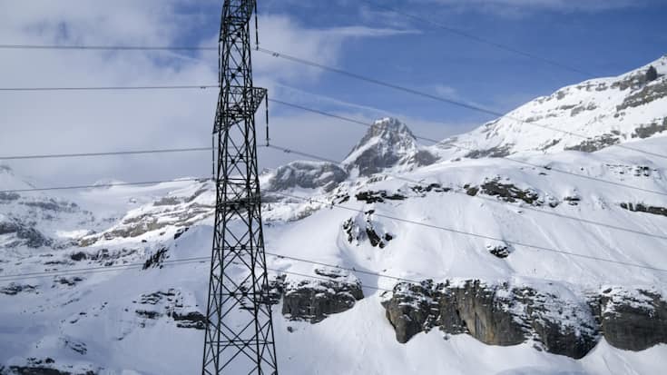 La ligne haute tension située entre Bickigen (BE) et Chippis (VS) doit passer en 380 KV (photo d'illustration de son passage à la Gemmi).