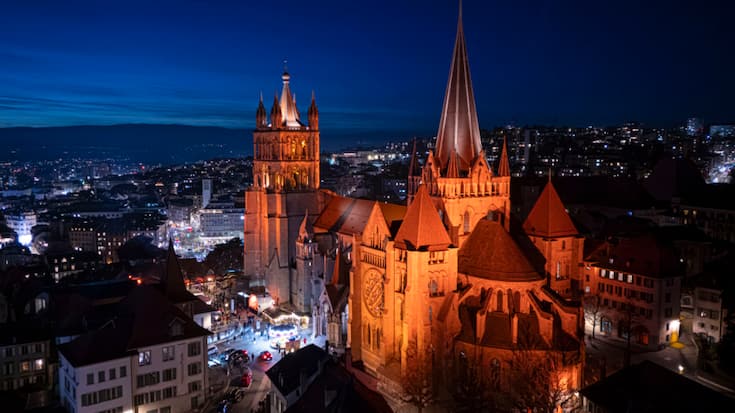 A l'occasion de ses 750 ans, la cathédrale de Lausanne se pare d'un nouvel éclairage extérieur qui propose des ambiances lumineuses évolutives, avant une extinction au coeur de la nuit.
