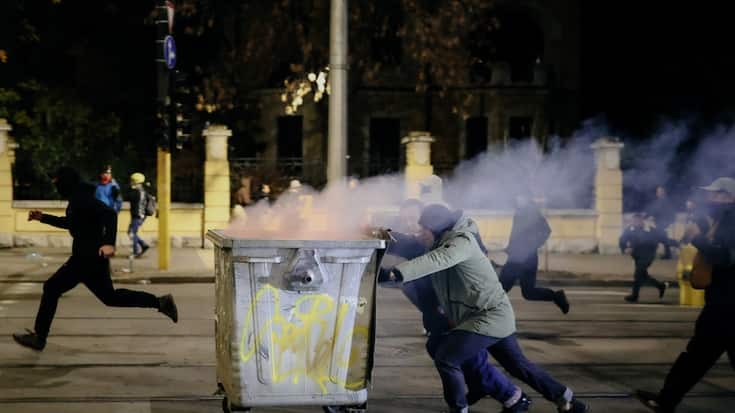 Des manifestants ont érigé lundi des barricades lors d'une manifestion contre le projet de budget 2026 du gouvernement bulgare, à Sofia.