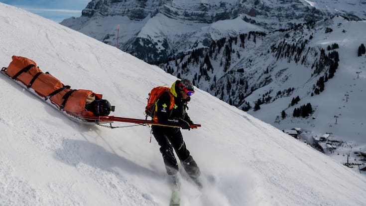 Les accidents de ski à l'étranger sont couverts différemment selon le pays de destination (image symbolique).