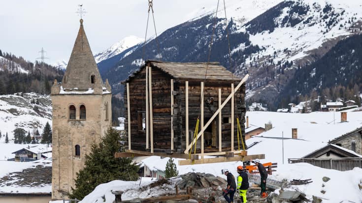 L'un des raccards de Bourg-St-Pierre a été transporté à Liddes pour y être rénové dans le cadre d'un projet de revalorisation touristique.