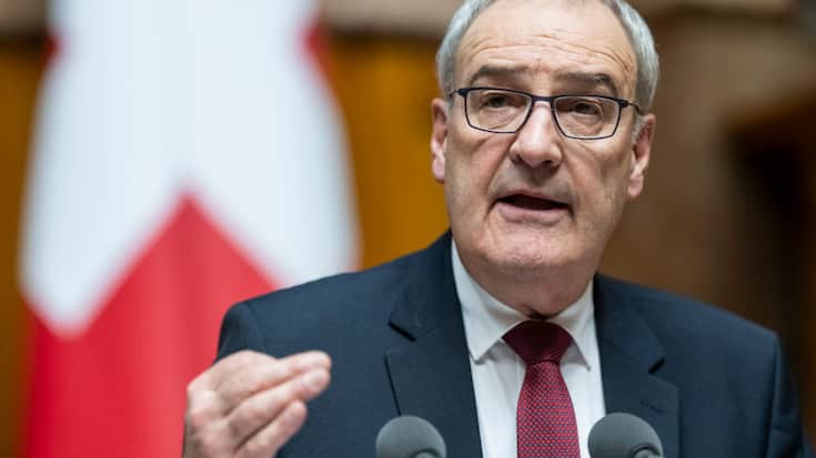 Le ministre de l'économie Guy Parmelin a assuré, durant les débats, que les assouplissements de la loi sur le matériel de guerre ne remettaient pas en cause le droit de la neutralité (archives).