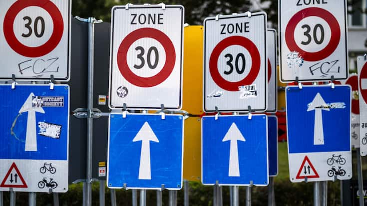 Le Conseil fédéral a proposé de nouvelles règles pour l'introduction de zones 30 sur les routes principales. Elles suscitent un débat houleux (image symbolique).