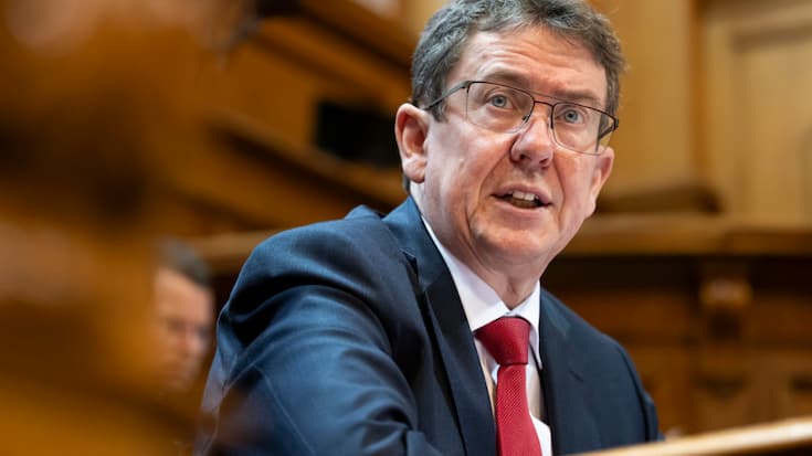 Le ministre des télécommunications Albert Rösti n'a pas eu gain de cause sur la FM. Le réseau pourra être maintenu jusqu'en 2031 au minimum, a décidé le Parlement (archives).