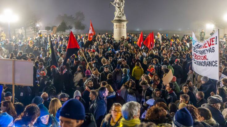 La colère des fonctionnaires qui ont à nouveau manifesté dans les rues de Lausanne ne tarit pas face aux coupes budgétaires annoncées par le Conseil d'Etat.
