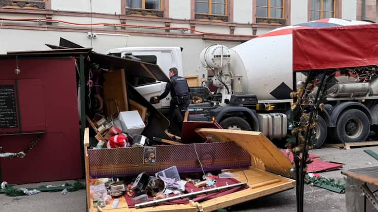 Après avoir percuté trois stands, le camion a terminé sa course contre une façade. Son chauffeur a été blessé. La police exclut toute préméditation à ce stade.