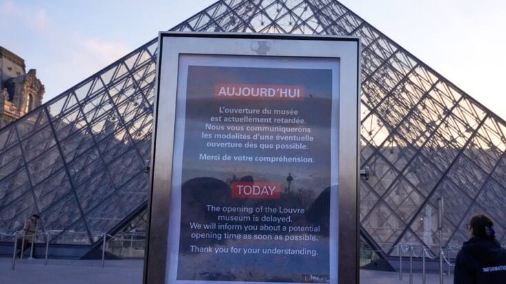 Un panneau indiquait lundi matin aux touristes que l'ouverture du musée du Louvre à Paris était "retardée".