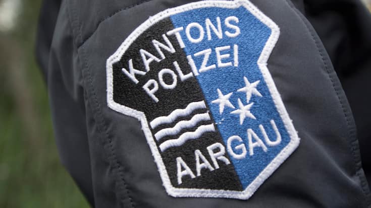 La police cantonale argovienne a interpellé trois jeunes qui, dimanche soir, ont posé une dalle de béton sur les voies CFF près d'Aarau (image symbolique).