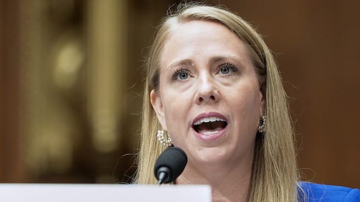 "Etes-vous un homme blanc qui a subi de la discrimination au travail en raison de votre sexe ou de votre race? Vous pourriez avoir le droit de demander une indemnisation", explique Andrea Lucas, la présidente de cette agence, dans une vidéo publiée mercredi sur X.