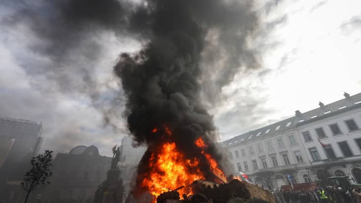 Jeudi à Bruxelles, en marge du sommet européen entre chefs d'Etat et de gouvernement, des milliers d'agriculteurs sont venus faire entendre leur colère. Pneus en feu, jets de pommes de terre et de projectiles auxquels ont répondu des canons à eau et des tirs de gaz lacrymogènes de la police.