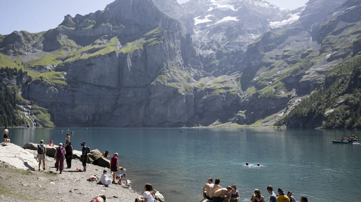 La Suisse - ici le lac d'Oeschinen (BE) a la cote auprès des touristes. Le nombre de nuitées passées en Suisse passera un nouveau record en 2025 selon Suisse Tourisme.