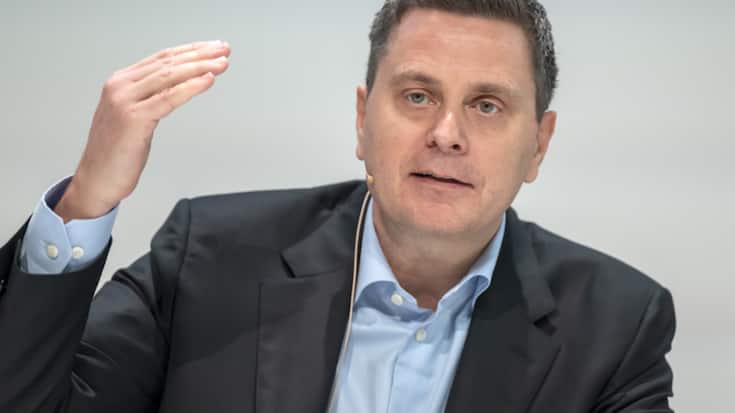 Thomas Schinecker, le CEO du groupe pharmaceutique Roche, fait pression pour que le prix des nouveaux médicaments soit revu à la hausse, en Suisse.