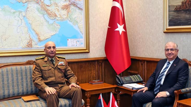 Le chef d'état-major libyen Mohamed Al-Haddad (à gauche) a posé aux côtés de son homologue turc Selcuk Bayraktaroglu à Ankara avant d'embarquer dans l'avion accidenté.