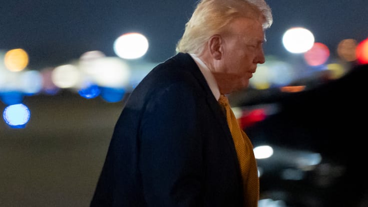 Le président américain a affirmé dimanche que l'Iran serait frappé "très durement" si des manifestants étaient tués.