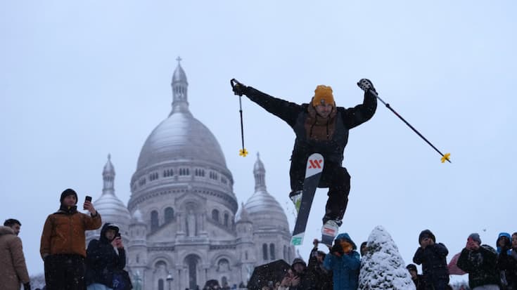 La neige fait aussi des heureux sous le Sacré-Coeur, au centre de Paris.