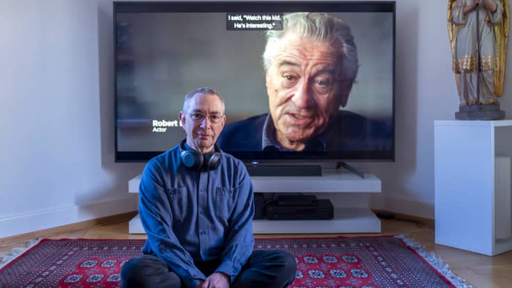 Le critique de cinéma Michael Sennhauser, devant son home cinéma à Bâle.