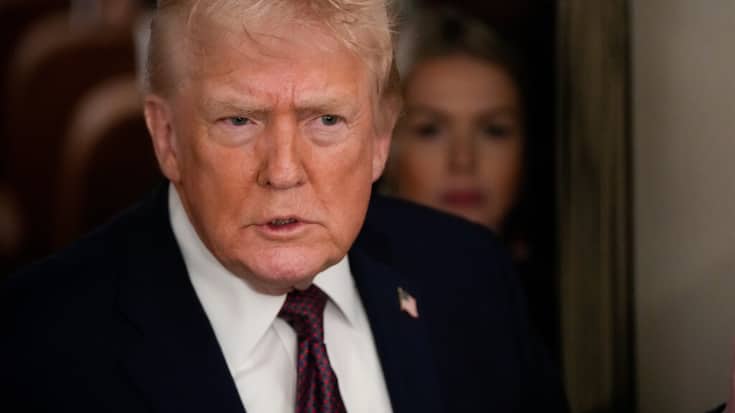 Donald Trump promet 25% de droits de douane à quiconque commercera avec l'Iran.