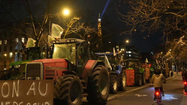 Les agriculteurs ont passé la nuit à Paris mais ont commencé à quitter la capitale avant les premières aurores.