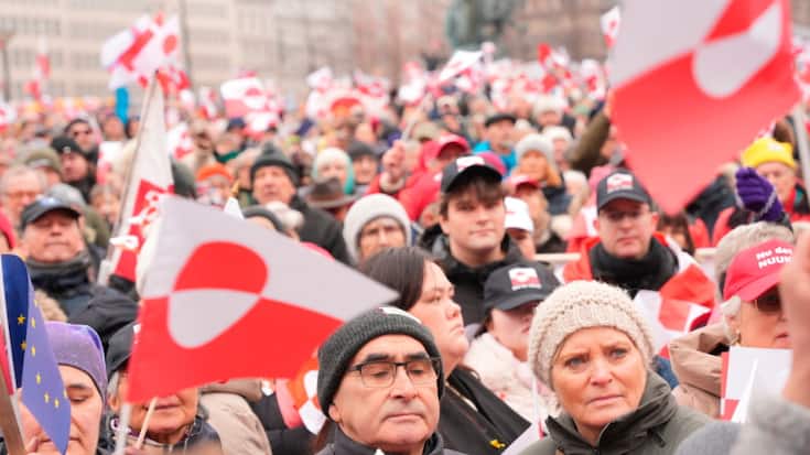 Sous un ciel gris et brumeux, les manifestants, munis de drapeaux groenlandais et danois, formaient une marée rouge et blanche aux couleurs de ces drapeaux.